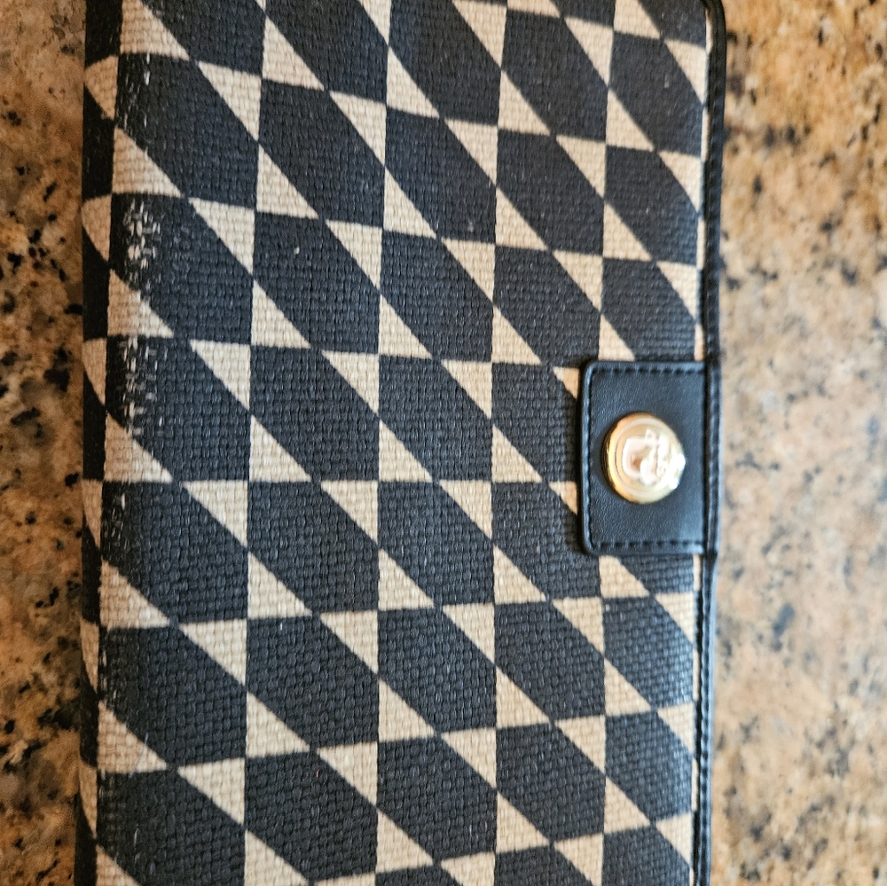 Black/Cream Spartina Snap Wallet.  4.5 " x 7.5 ".